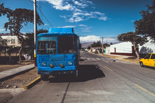 Ein blauer Stadtbus in Lima, Peru