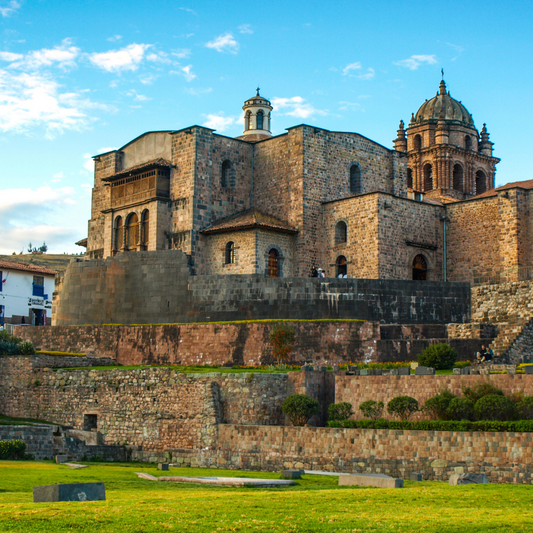 Auf den Fundamenten von Intis Heiligtum erbaut: Die Kirche Santo Domingo in Cusco steht buchstäblich auf den Steinen des Inka-Sonnentempels Coricancha.