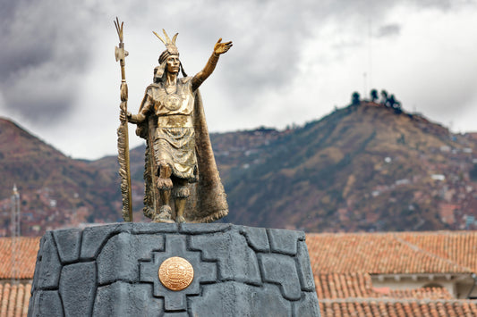 Eine vergoldete Inka Statue am Hauptplatz in Cusco.