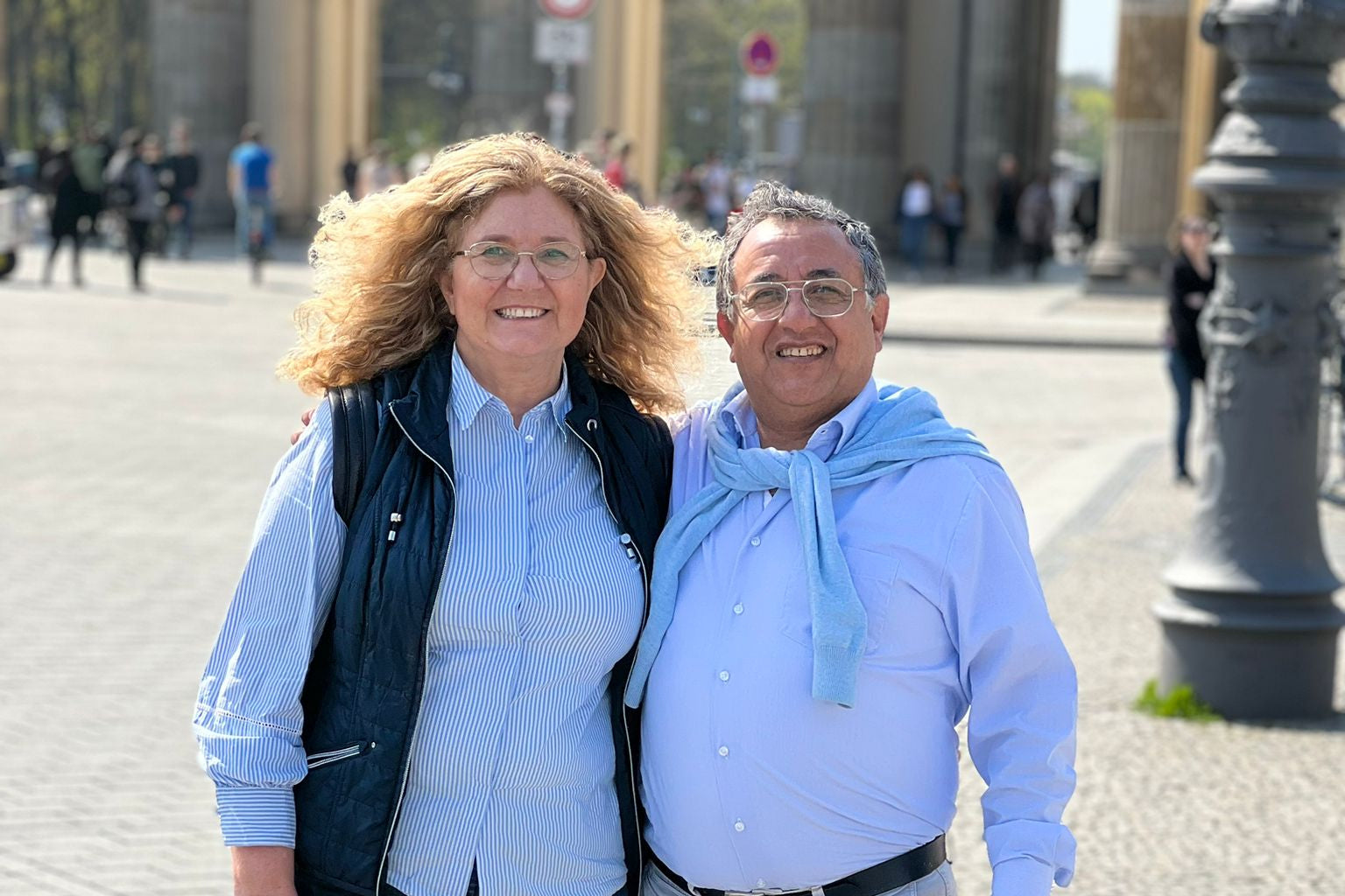 Die Gründer Carmen und Angel stehen glücklich auf den Straßen Berlins