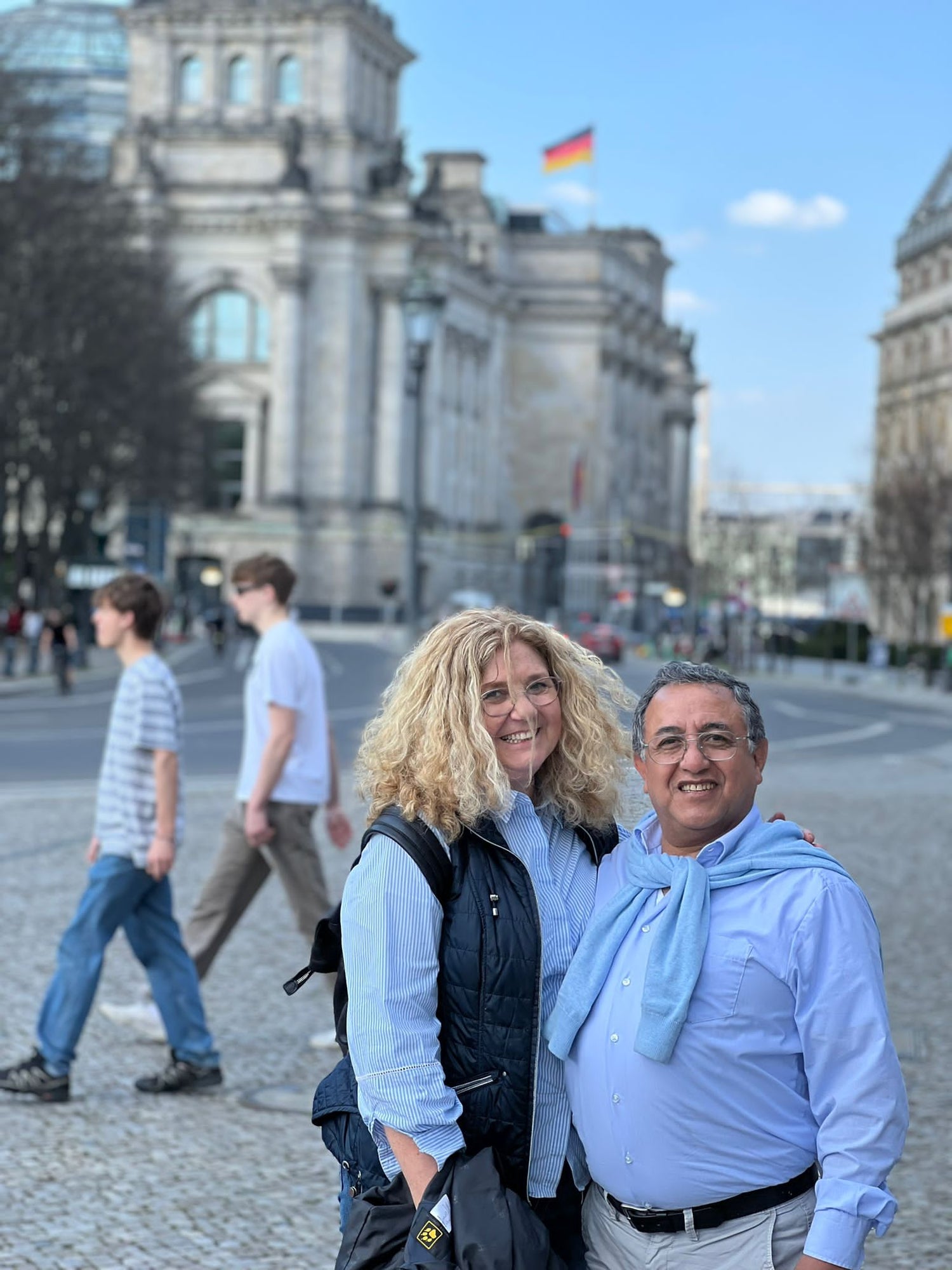 Die Gründer Carmen und Angel stehen glücklich auf den Straßen Berlins