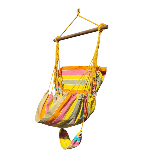 Hängestuhl Caribe in bunten Streifen aus Baumwolle, mit Holzstrebe und Seilaufhängung – ideal für Garten oder Balkon