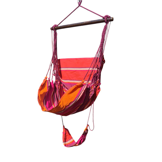 Hängestuhl Solana in rot-orange-lila Streifen aus Baumwolle, mit Holzstrebe und Seilaufhängung – ideal für Garten oder Balkon