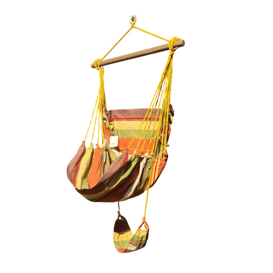 Hängestuhl Tierra in Erdton-farbigen Streifen aus Baumwolle, mit Holzstrebe und Seilaufhängung – ideal für Garten oder Balkon