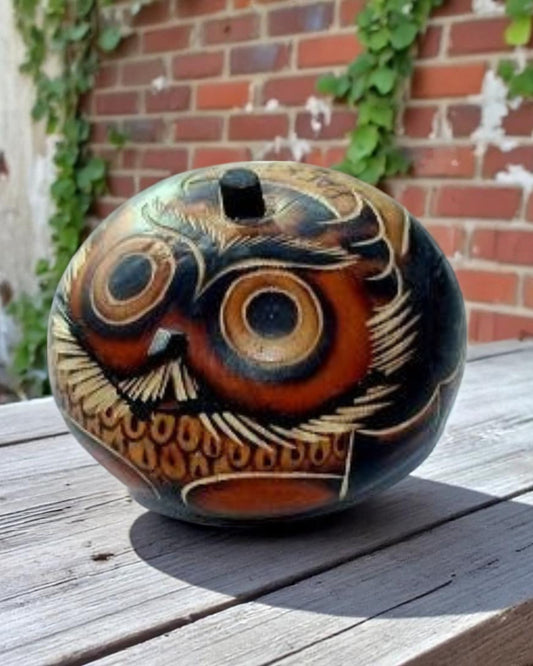 Handgeschnitzte Kalabassendose, bekannt als Mate Burilado, mit Eulenmuster aus Peru