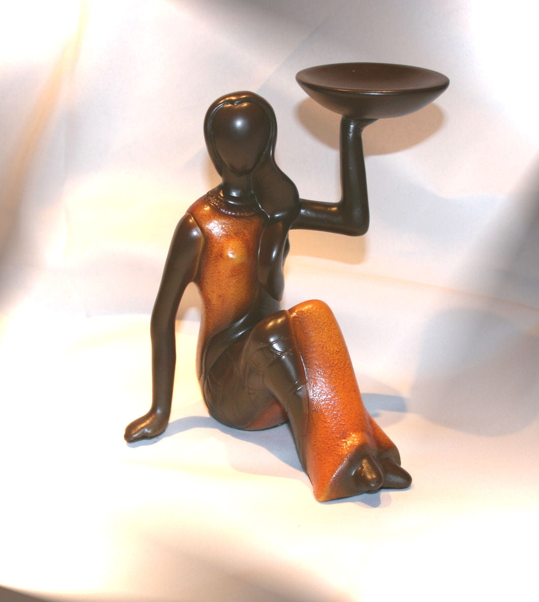 Handgemachte Kermaik-Figur in Form einer Frau in orange-braunen Tönen