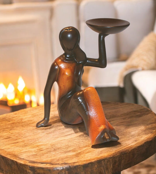 Orange-braune Kerzenständer-Figur in Form einer Frau im aus Südamerika im Wohnzimmer