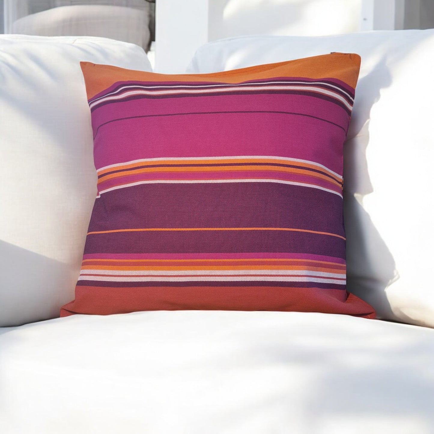 Rot-Oranges Kissen Solana auf einem Sofa im Wohnzimmer aus 100% Baumwolle, hergestellt in Lateinamerika