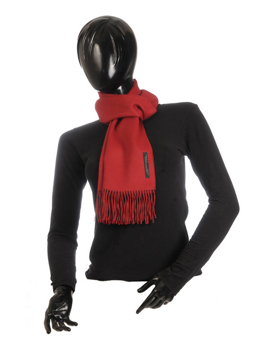 Roter Schal Callao an einer Puppe aus 50% Alpaka und 50% Acryl mit Fransen am Ende