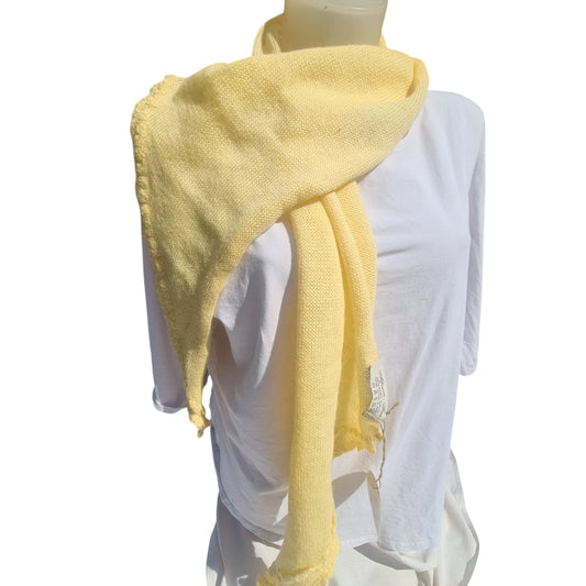 Kleiner Dreiecksschal Mimosa in Gelb – aus weichem Strick