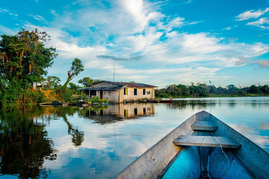 Ein Boot auf dem Amazonas in Südamerika