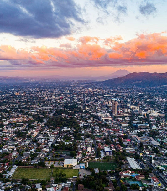 Die Hauptstad von El Salvador, San Salvador beim Sonnenuntergang