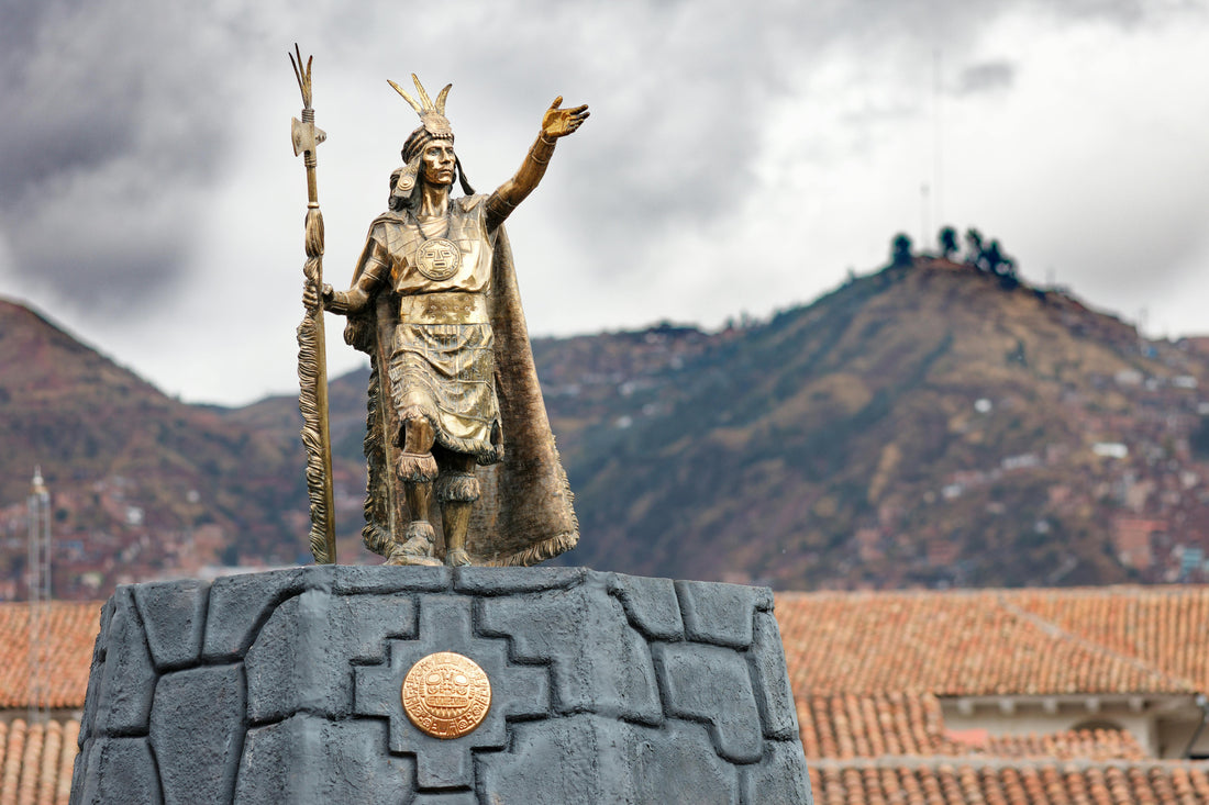 Eine vergoldete Inka Statue am Hauptplatz in Cusco.