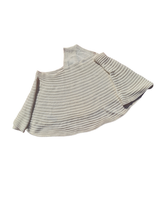 Heller Poncho aus 50% Alpaka und 50% Acryl