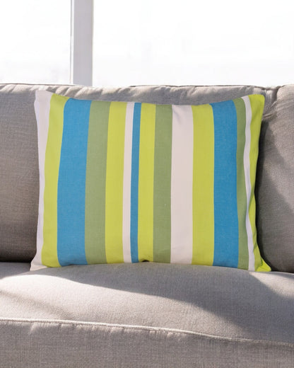 grün-blaues Kissen Brisa auf einem Sofa im Wohnzimmer aus 100% Baumwolle, hergestellt in Lateinamerika
