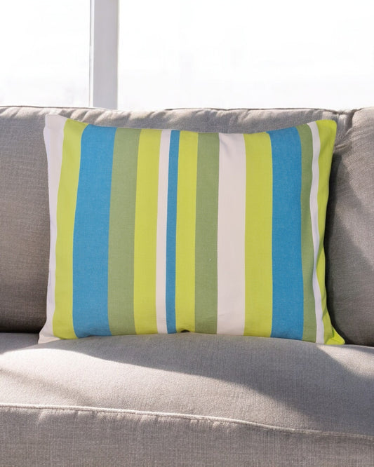 grün-blaues Kissen Brisa auf einem Sofa im Wohnzimmer aus 100% Baumwolle, hergestellt in Lateinamerika