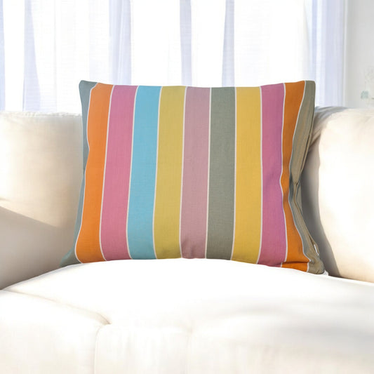 Buntes Kissen Caribe auf einem Sofa im Wohnzimmer aus 100% Baumwolle, hergestellt in Lateinamerika