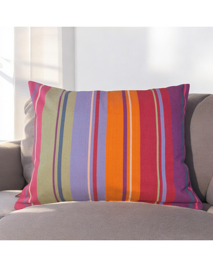 Buntes Kissen Flor auf einem Sofa im Wohnzimmer aus 100% Baumwolle, hergestellt in Lateinamerika