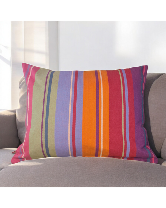 Buntes Kissen Flor auf einem Sofa im Wohnzimmer aus 100% Baumwolle, hergestellt in Lateinamerika