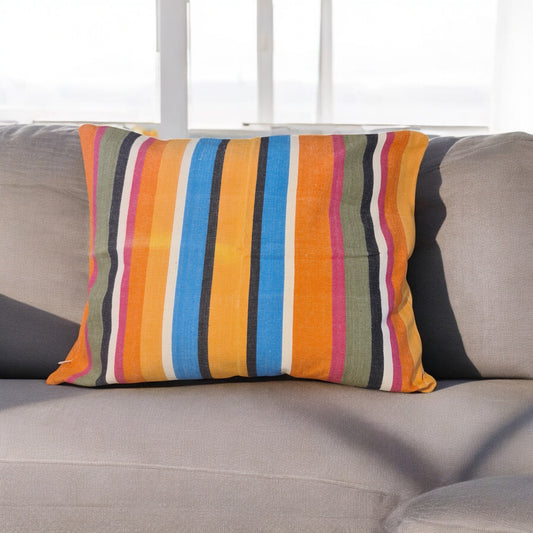 Orange-farbenes Kissen Mango auf einem Sofa im Wohnzimmer aus 100% Baumwolle, hergestellt in Lateinamerika