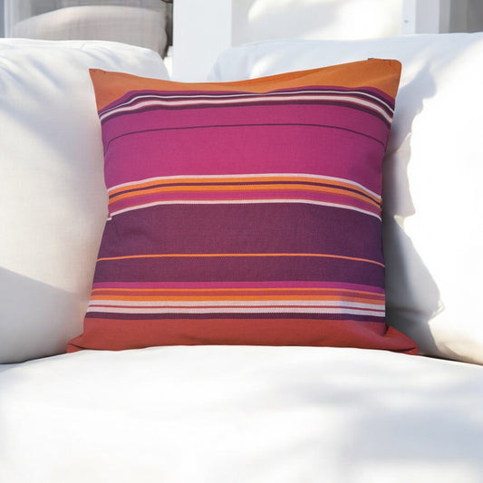 Rot-Oranges Kissen Solana auf einem Sofa im Wohnzimmer aus 100% Baumwolle, hergestellt in Lateinamerika