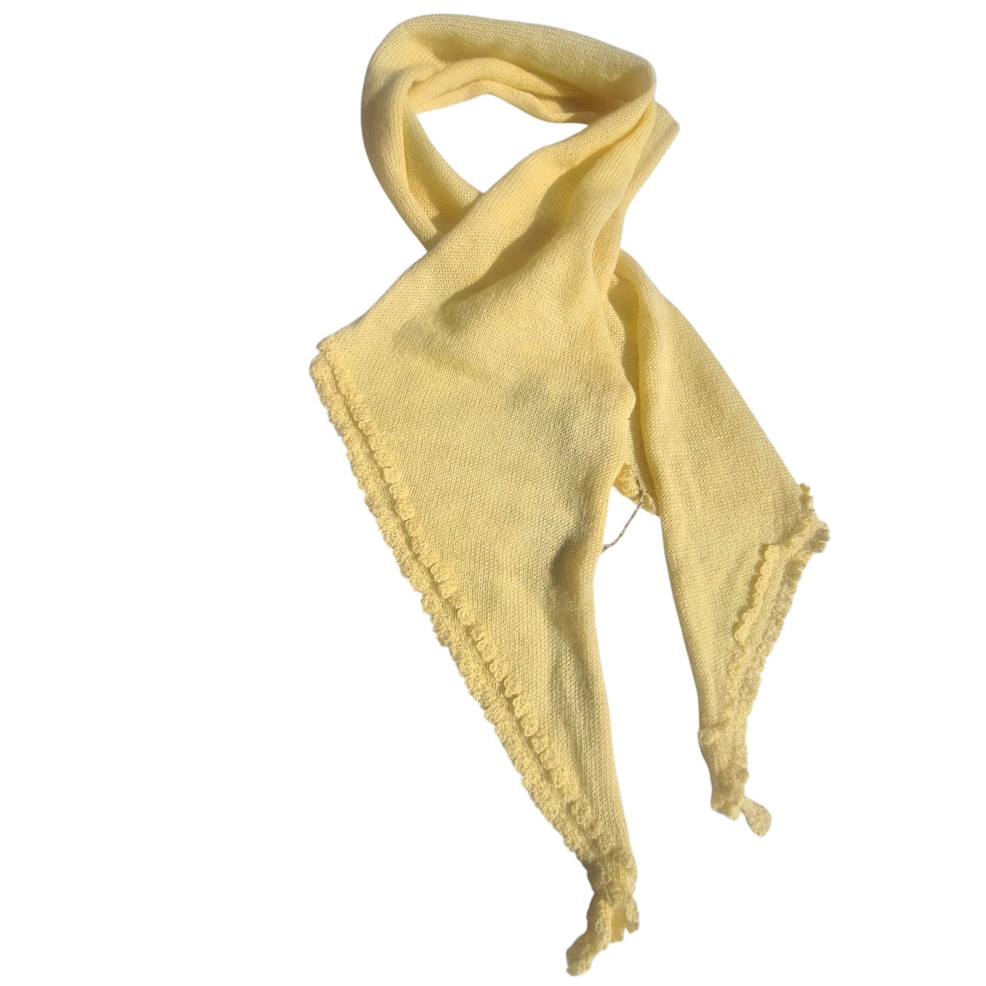 Dreiecksschal Mimosa in zartem Gelb – gestrickter Sommerschal mit feiner Kante, handgefertigt aus weichem Material