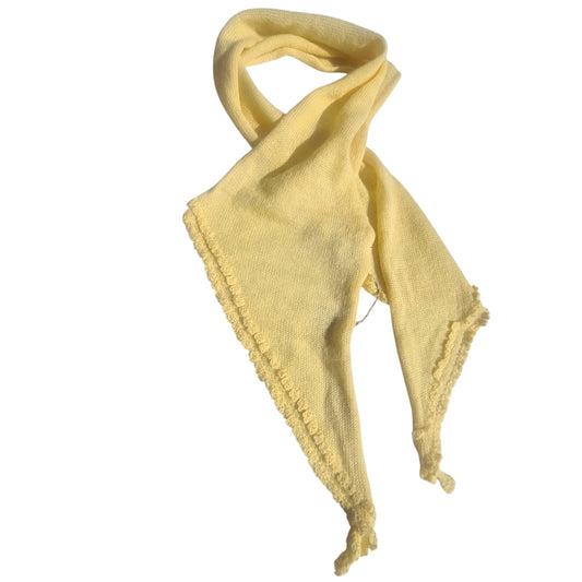 Dreiecksschal Mimosa in zartem Gelb – gestrickter Sommerschal mit feiner Kante, handgefertigt aus weichem Material